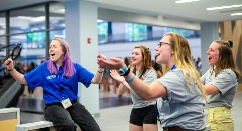 students at UNH Orientation event