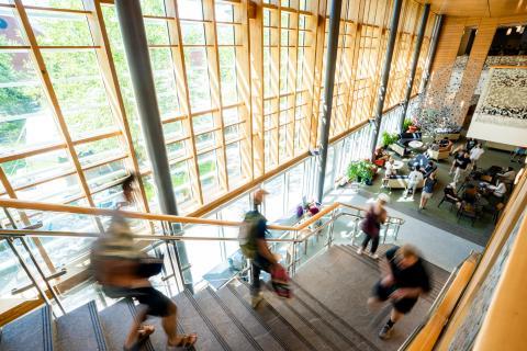 学生 walking down a staircase inside the Great Hall 